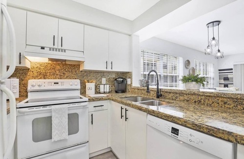 Mission Bay Apartment | 260A - Boca Retreat w/Pool, Parking, Near Evert Tennis & Shops