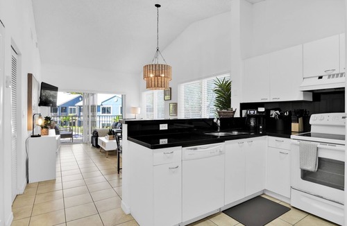Mission Bay Apartment | 280D - Boca Retreat w/Pool, Parking, Near Evert Tennis & Shops
