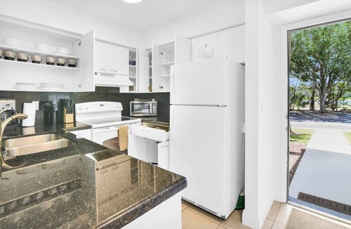 Mission Bay Apartment | 290B - Boca Retreat w/Pool, Parking, Near Evert Tennis & Shops