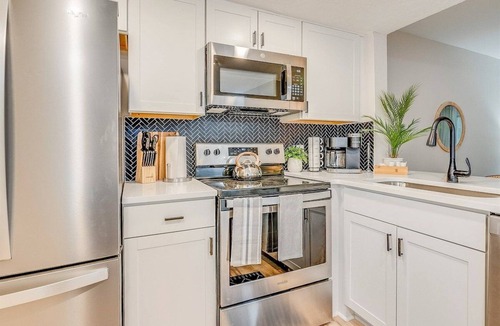 Montgomery Condo | 2bd/2ba Condo * Dogs Welcome * 30+ day stay * Pool