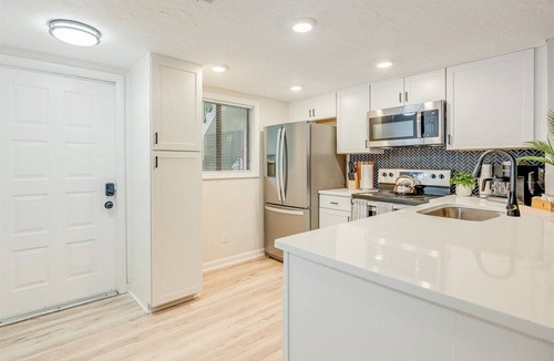 Montgomery Condo | 2bd/2ba Condo * Dogs Welcome * 30+ day stay * Pool