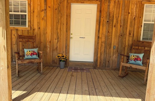 Elliott Cabin | 2bedroom cabin with AC,Heat,WiFi in Gore Springs just 2.6 miles to Grenada lake