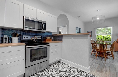 Parker Ridge House | 2BR/2BA Cottage - 8 min from Downtown West Palm Beach