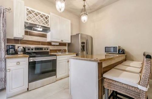 Faubourg Lafayette Condo | 2BR Cozy condo Steps from ST Charles