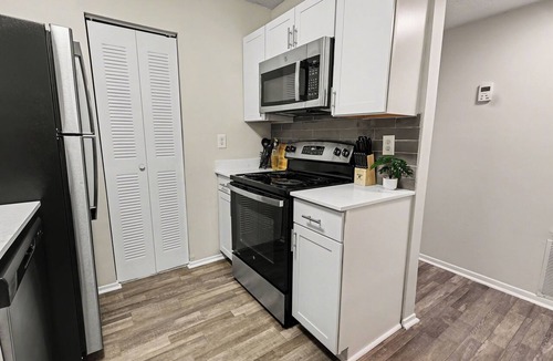 Vestavia Hills Apartment | 2BR Great for Mid/Long Stays - King Bed/Pool/Gym/Family Friendly