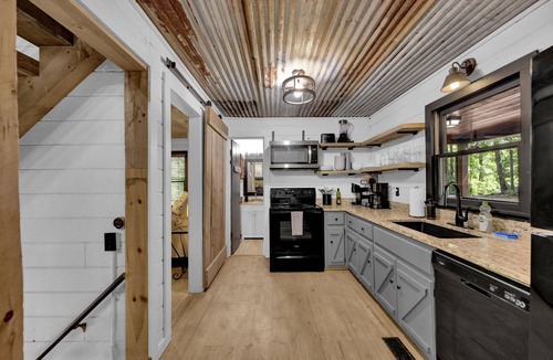 Mineral Bluff Cabin | 3.5 miles to Blue Ridge + Hot Tub + Shuffleboard + Fire Pit + Arcade