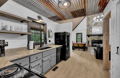 Mineral Bluff Cabin | 3.5 miles to Blue Ridge + Hot Tub + Shuffleboard + Fire Pit + Arcade
