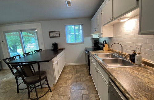 Ashley Oaks House | 3 bed-1 Bath,5 min to the lake, HotTub, bring your dogs, full fenced back yard.