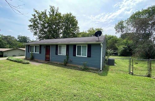 Ashley Oaks House | 3 bed-1 Bath,5 min to the lake, HotTub, bring your dogs, full fenced back yard.