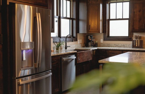 Hutchinson House | 3 bed 2 bath luxury home next to crow river private.