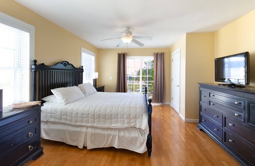 Layton House | 3 BEDROOM 3 BATHROOM ISLAND TOWN HOME (ENTIRE HOME)