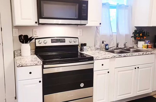 Midtown Apartment | 3-bedroom apartment in charming Savannah with AC