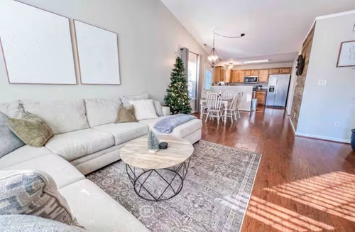 Madison House | 3 Bedroom House with yard & stellar location!