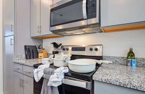 Pelham Villa | 3 BR 2 Bath Townhouse w 2 car garage