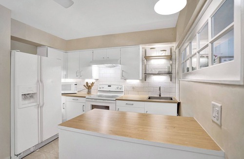 Coral Ridge Isles House | 3 BR/2 Miles Beach/Safe & Secure Imperial Point neighborhood.