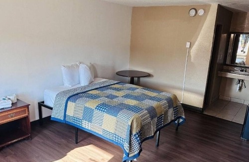 Fort Wayne Hotel | 3 Budget-Friendly Rooms Perfect for Exploring Lakeside Park Rose Garden