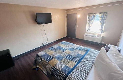 Fort Wayne Hotel | 3 Budget-Friendly Rooms Perfect for Exploring Lakeside Park Rose Garden
