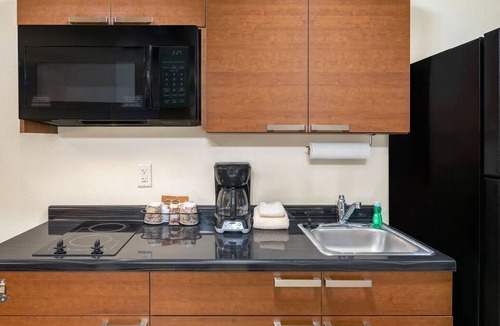 Lithia Springs Hotel | 3 Comfy Rooms w/Kitchens Near Six Flags – Perfect Group Stay