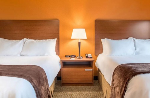 Lithia Springs Hotel | 3 Comfy Rooms w/Kitchens Near Six Flags – Perfect Group Stay