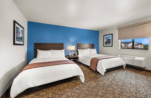 Jonesboro Hotel | 3 Family-Friendly Rooms | Stay near Bradbury Art Museum | Free Parking On-Site!