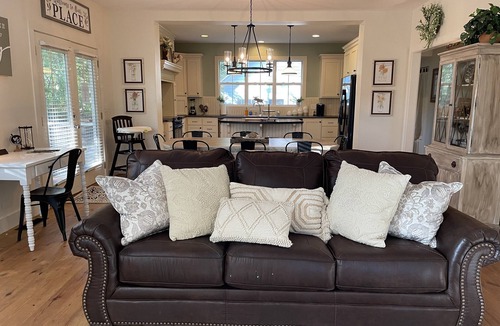 Sautee Nacoochee House | 3 King Bed+Bath ~ Hot tub ~ Fire-pit ~ Pet Friendly ~ 6 miles to Helen