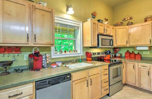 Hayesville House | 3 Mi to Museums: Smoky Mountains Cabin w/Deck