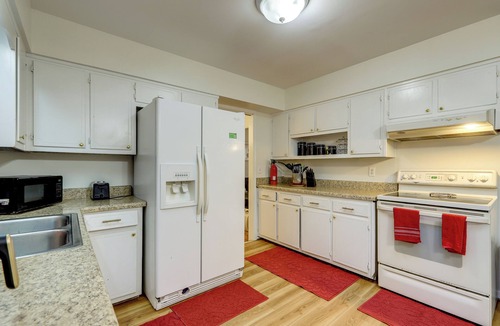 Stone Mountain House | 3 Mi to Stone Mountain Park: Quiet Family Getaway