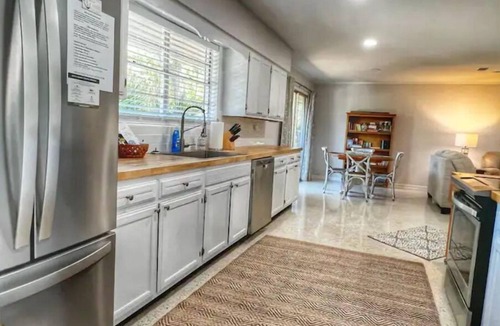 Jekyll Island Cottage | 3 min walk to beach!
