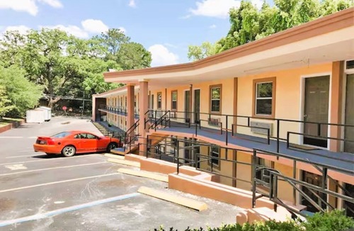 Governor's Walk Hotel | 3 Pet-Friendly Accommodations near Governor's Square Mall | Free Parking!