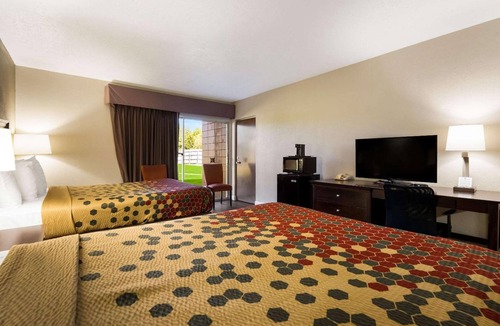 Perry Hotel | 3 Pet Friendly Rooms Near The Swanson | Free Parking & Indoor Pool Access