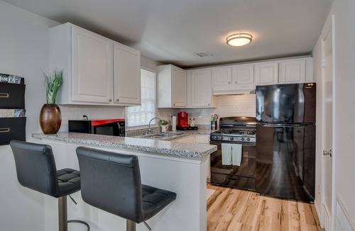 Olde Town Augusta House | 3 Queens, 2 bedrooms, full kitchen & laundry