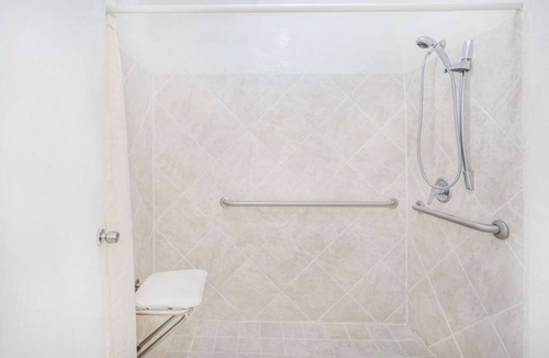 Lookout Valley Neighborhood Association Hotel | 3 Units with Free Parking, Near Ruby Falls, Pets Allowed! Seasonal Pool!