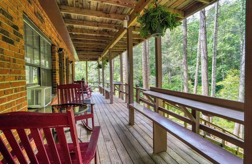 Wiley House | #3 - Waterfall Retreat- Riverfront Room- Near Tallulah Gorge