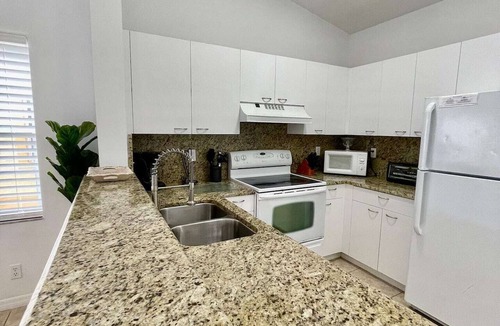 Mission Bay Apartment | 310D - Boca Retreat w/Pool, Parking, Near Evert Tennis & Shops