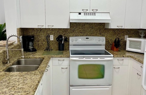 Mission Bay Apartment | 310D - Boca Retreat w/Pool, Parking, Near Evert Tennis & Shops