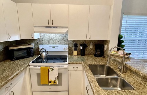 Mission Bay Apartment | 350C – Spacious Top-Floor Corner Apt w/Washer & Dryer