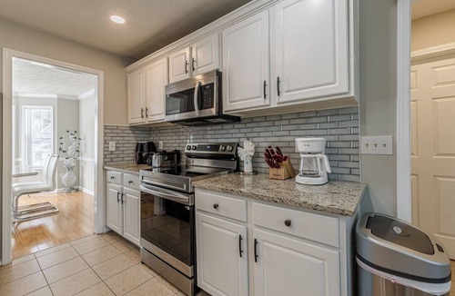 Clarkdale House | 3BR w/Backyard Airport and Downtown Six Flags