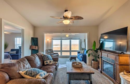 Darien House | 3rd-Floor Riverfront Condo: Walk to Downtown Eats!