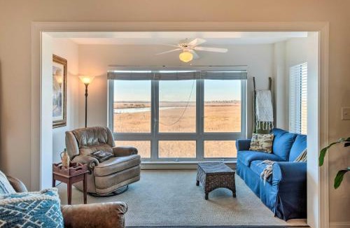 Darien House | 3rd-Floor Riverfront Condo: Walk to Downtown Eats!
