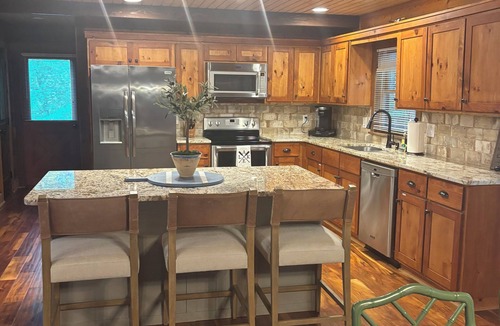 Waleska House | 4 B/R, Flat Lot, Only a few Steps to the Water, Beautiful Lake Front, Quiet Cove