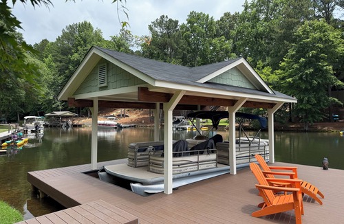 Waleska House | 4 B/R, Flat Lot, Only a few Steps to the Water, Beautiful Lake Front, Quiet Cove