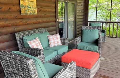 Waleska House | 4 B/R, Flat Lot, Only a few Steps to the Water, Beautiful Lake Front, Quiet Cove