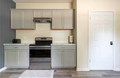 Downtown Memphis House | 4 Bdrms. “ 2 Kngs 2 Qns ” - 1 Office & 2-Car Garage.