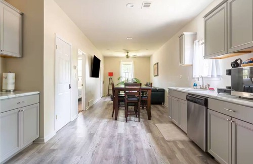 Downtown Memphis House | 4 Bdrms. “ 2 Kngs 2 Qns ” - 1 Office & 2-Car Garage.
