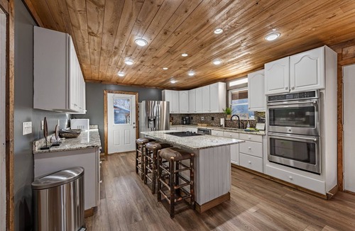 Mineral Bluff Cabin | 4 Bedroom Luxury Cabin on Toccoa River w/Separate Entertainment Room & Suite