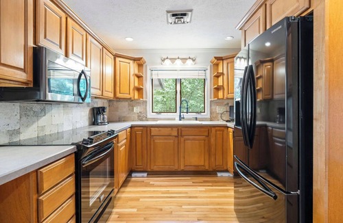 Eddyville House | 4-bedroom Waterfront Home on Lake Barkley at Eddy Creek Marina Resort.
