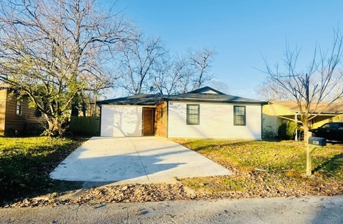 Central Arlington House | 4 BR/2 BA walking distance to AT&T, Ranger Stadium, Texas Live, Six Flags
