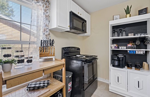 Memphis House | 4 br, 2 bths, sleeps up to 12 has 4 bds, 2 air mattresses, twin mattress,couch.