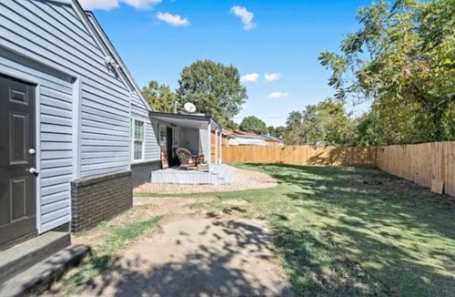 Memphis House | 4 br, 2 bths, sleeps up to 12 has 4 bds, 2 air mattresses, twin mattress,couch.