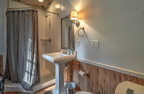 Darien House | 4-BR Hatcher House w/docks, pool, & private firepit on Emma's Driftwood Farm